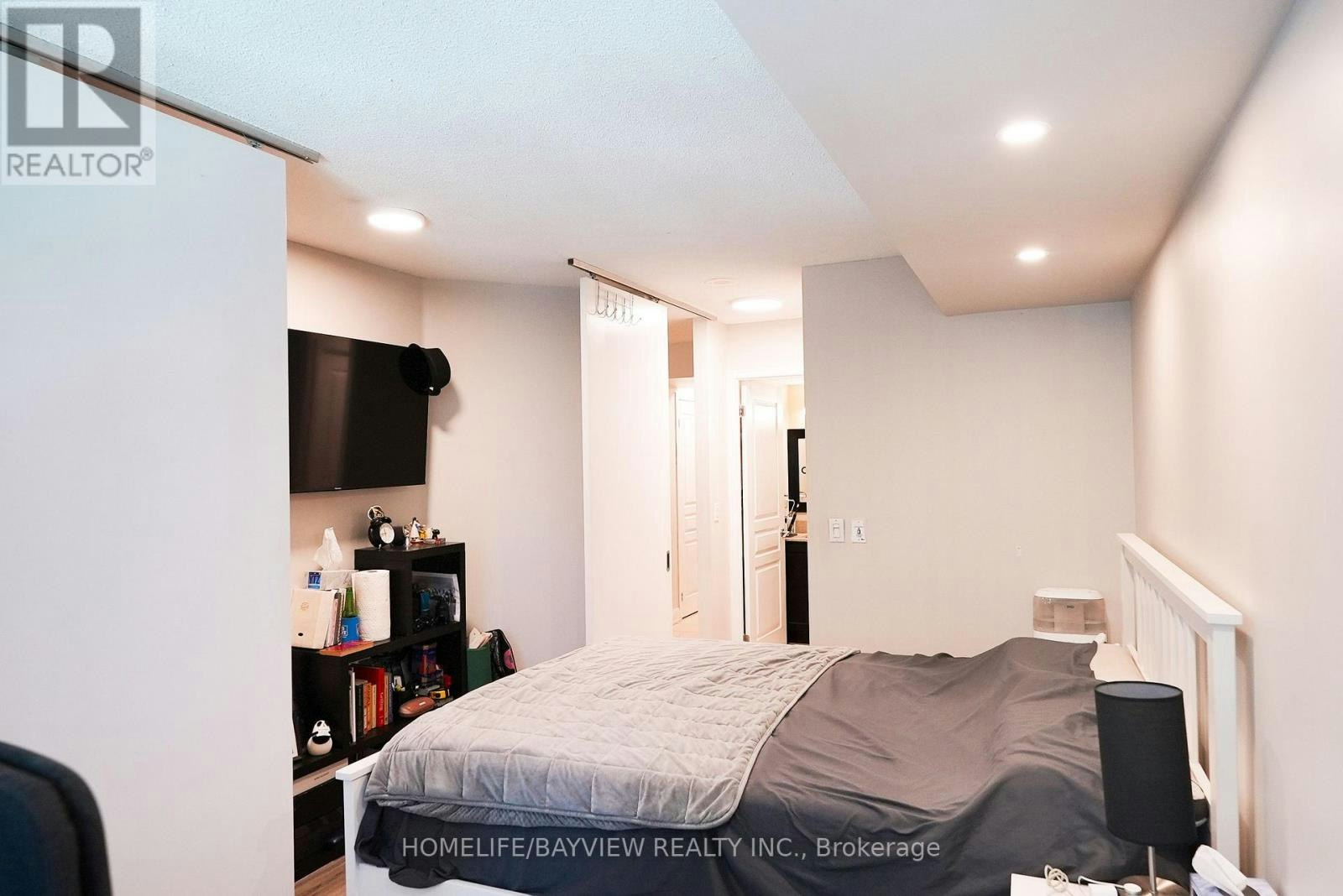 915-18 Yonge Street, Toronto, ON, M5E 1Z8 - 26