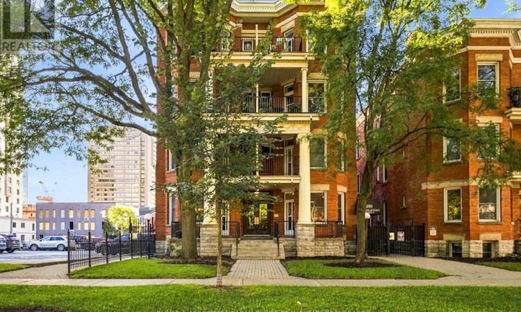101-285 Queens Avenue