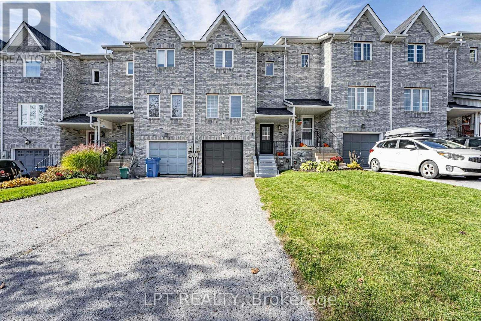8 Hattie Court, Georgina, ON, L4P 3Z7