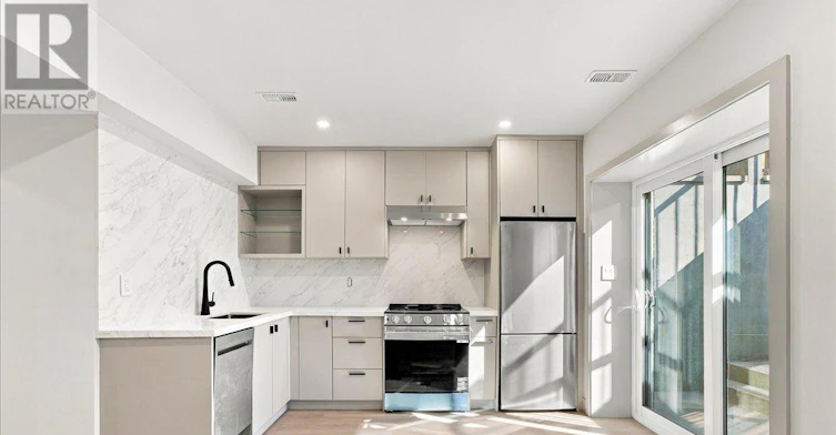 BSMT-113 Hatherley Road, Toronto, ON, M6E 1W4 - 2