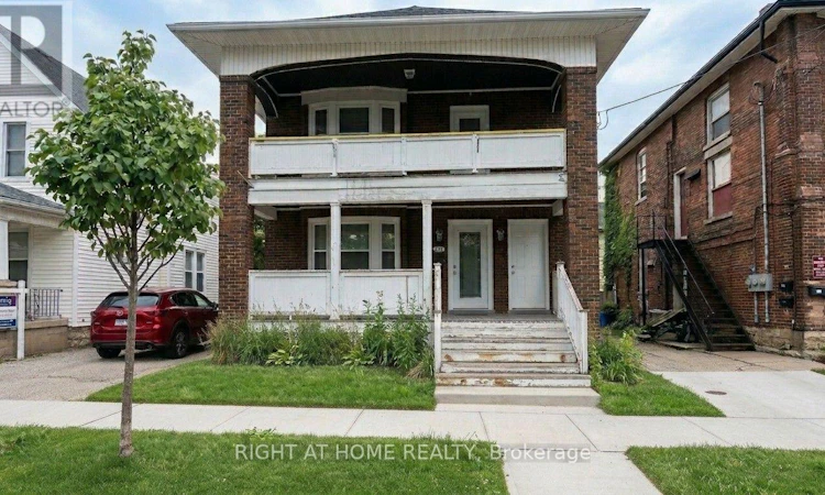 132 Victoria Street S