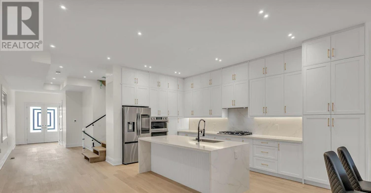 25B Pine Avenue N, Mississauga, ON, L5H 2P9 - 2