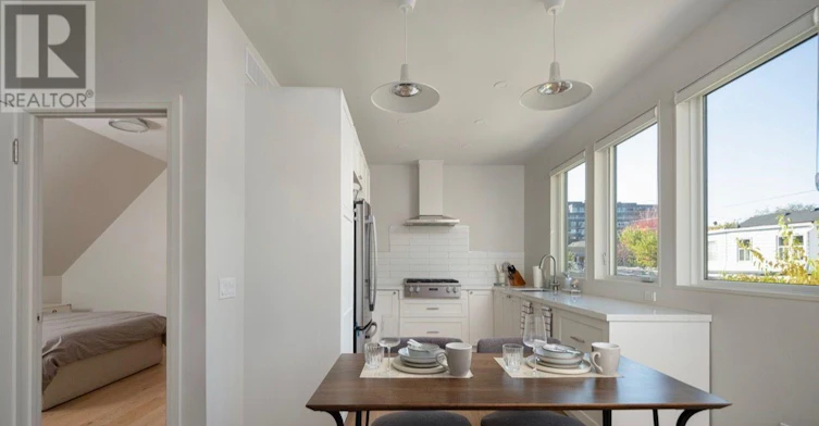 8 Oakdene Crescent, Toronto, ON, M4J 4H9 - 7