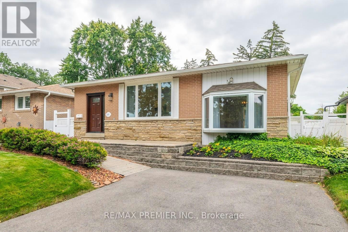 1997 Truscott Drive, Mississauga, ON, L5J 2A4
