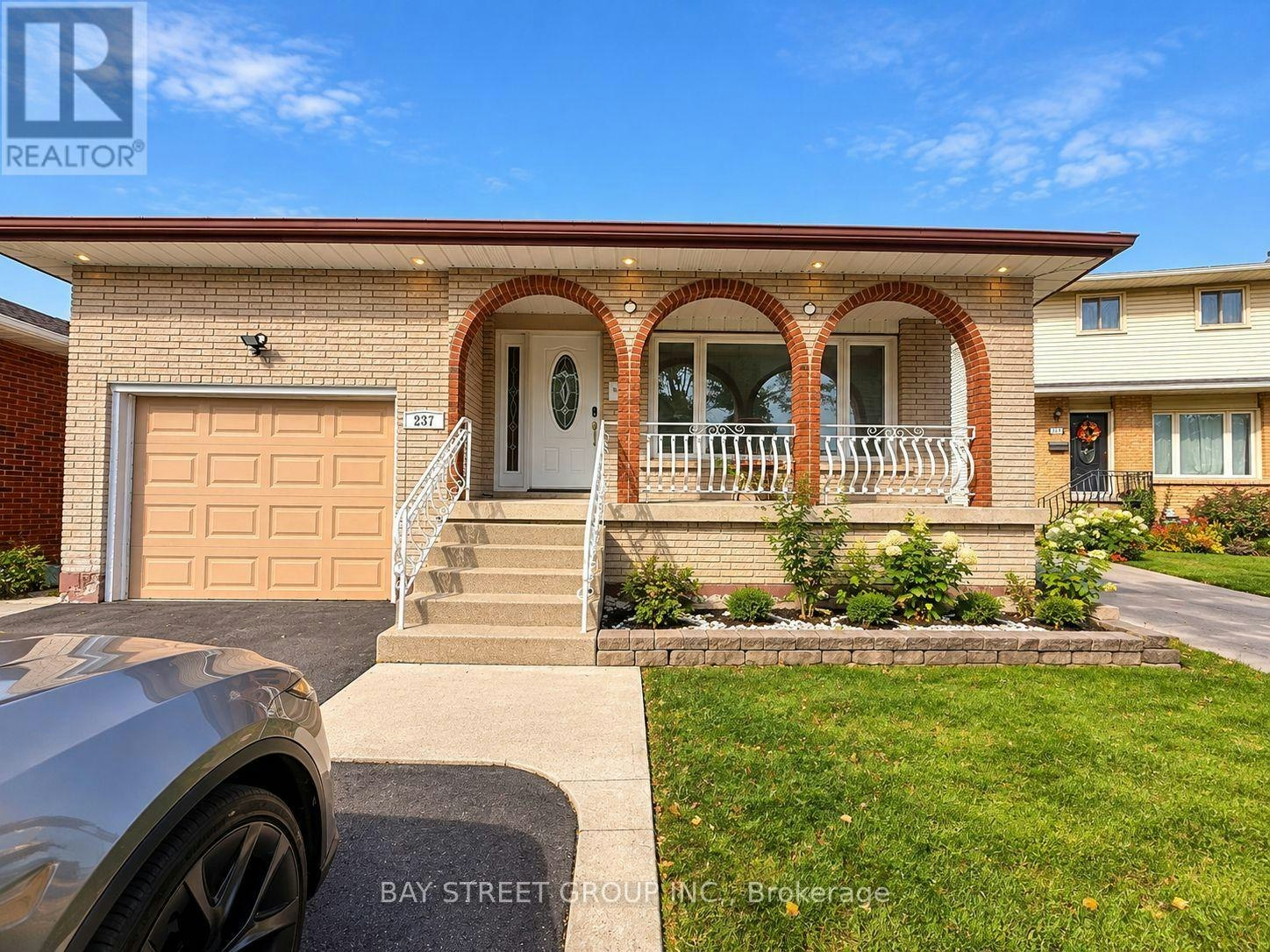 UPPER LEVEL-237 Lawnhurst Court, Hamilton, ON, L8V 4R4