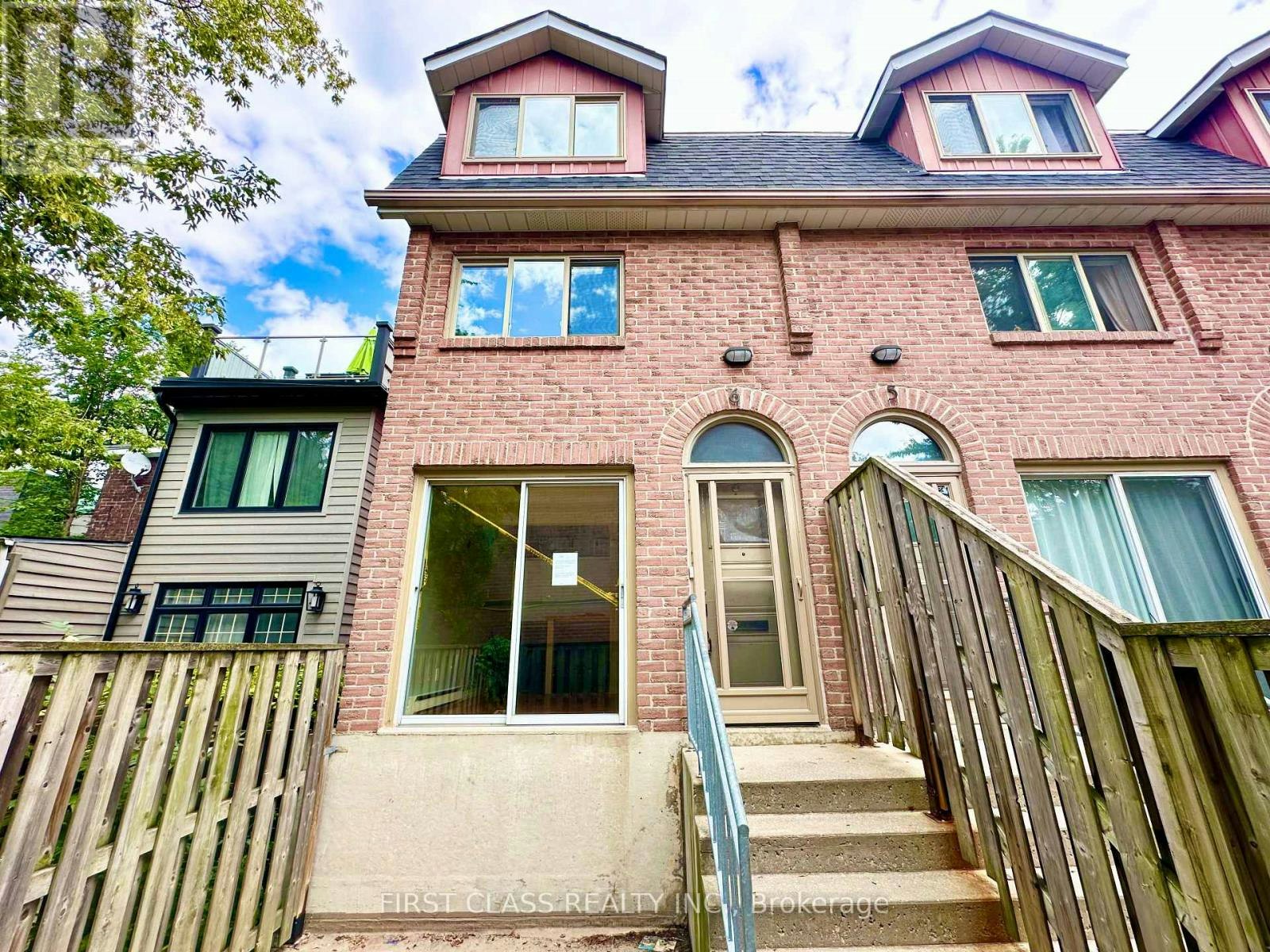6-32 Curzon Street, Toronto, ON, M4M 3B4