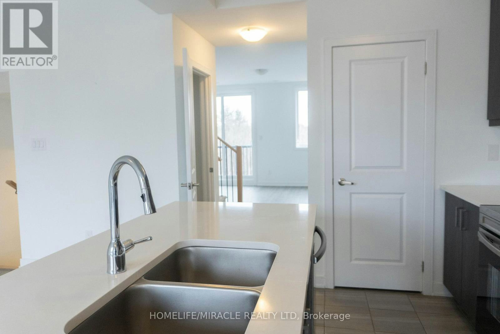 60 Blue Forest Crescent, Barrie, ON, L9J 0N3 - 4