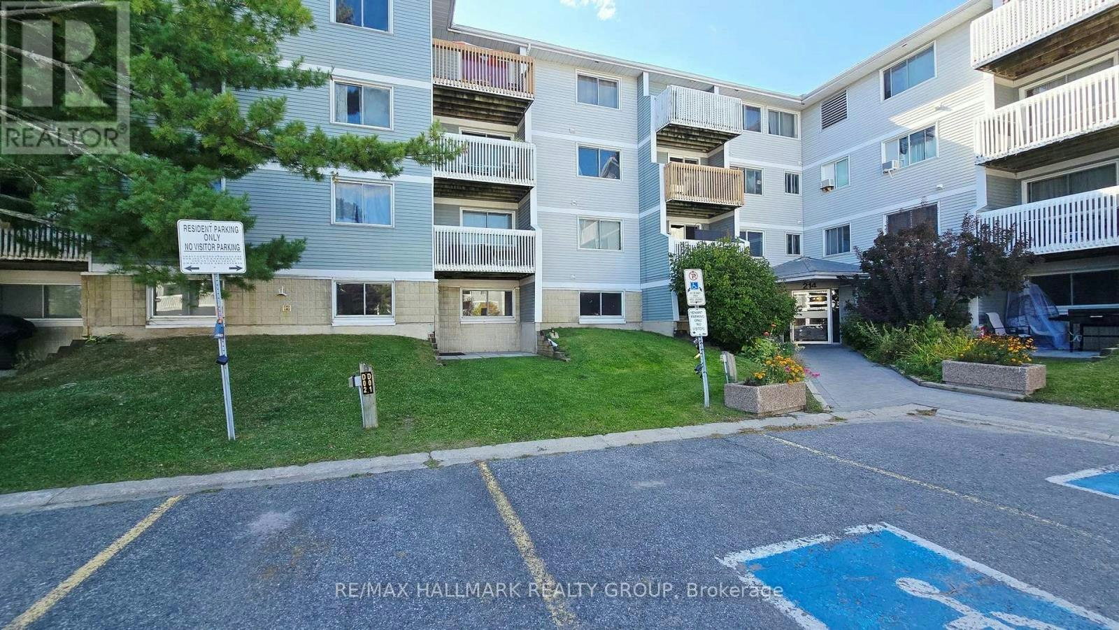 101-214 Viewmount Drive, Ottawa, ON, K2E 7X3