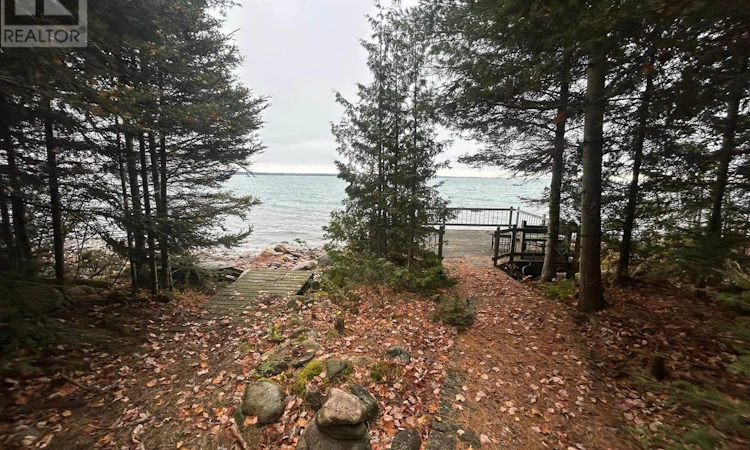 2648-2652 Canoe Point Road