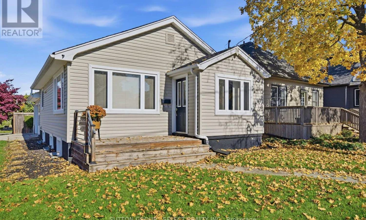 18 Briscoe Street W