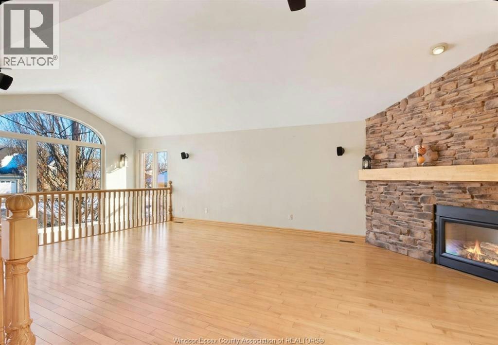UPPER-555 Revland Drive, Tecumseh, ON, N8N 4T2 - 2