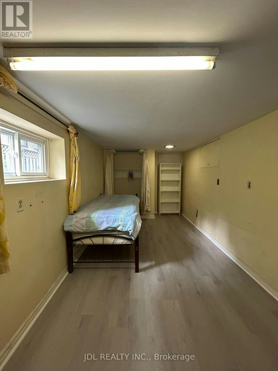 MASTERBEDROOM WALKOUTBSMT-186 Wilfred Ave Avenue, Toronto, ON, M2N 5C9 - 2