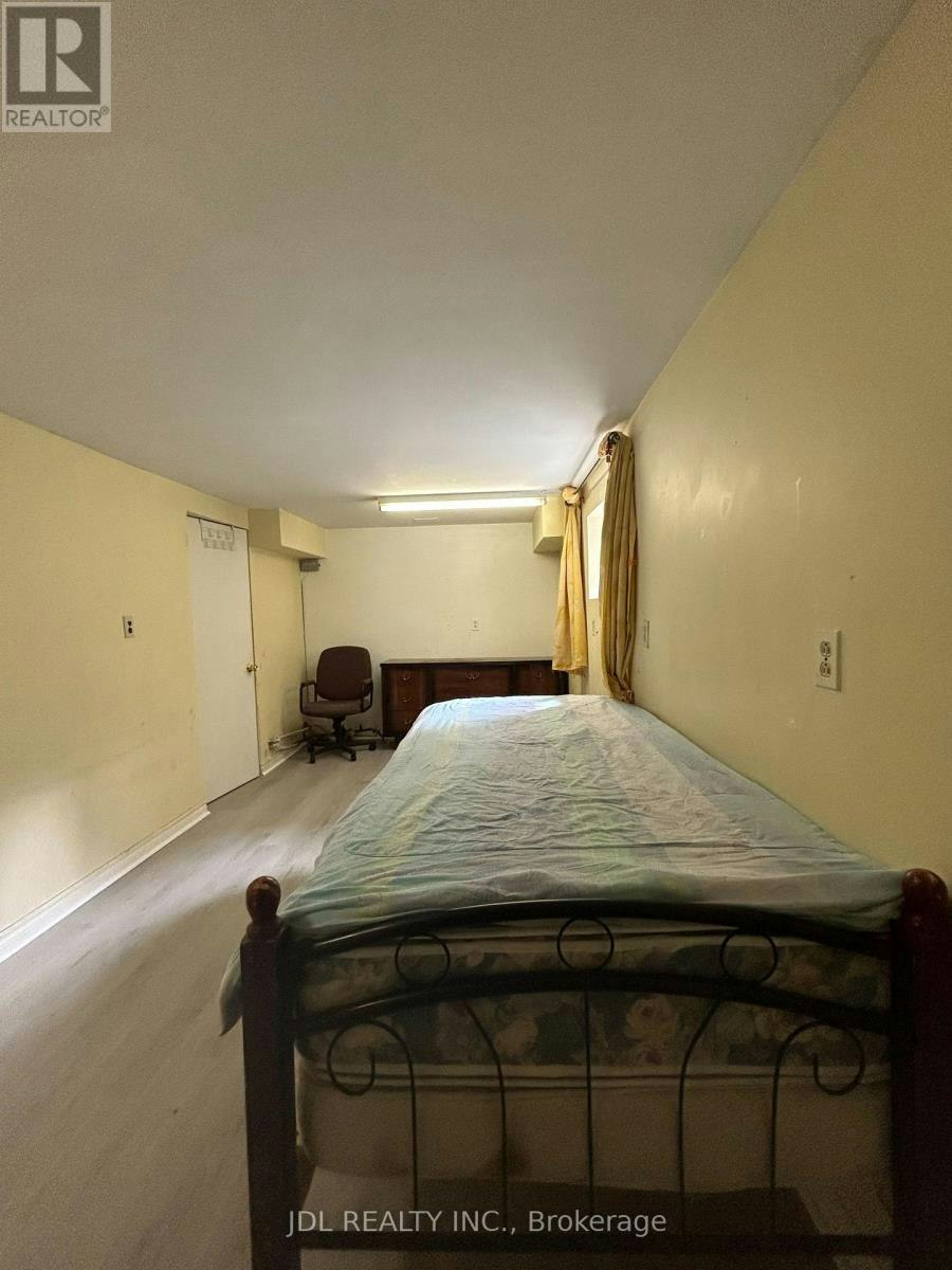 MASTERBEDROOM WALKOUTBSMT-186 Wilfred Ave Avenue, Toronto, ON, M2N 5C9 - 4