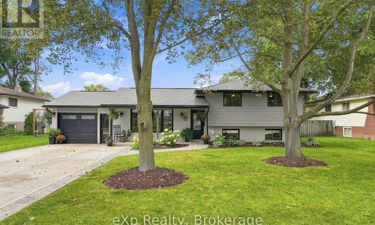 541 Oakview Crescent