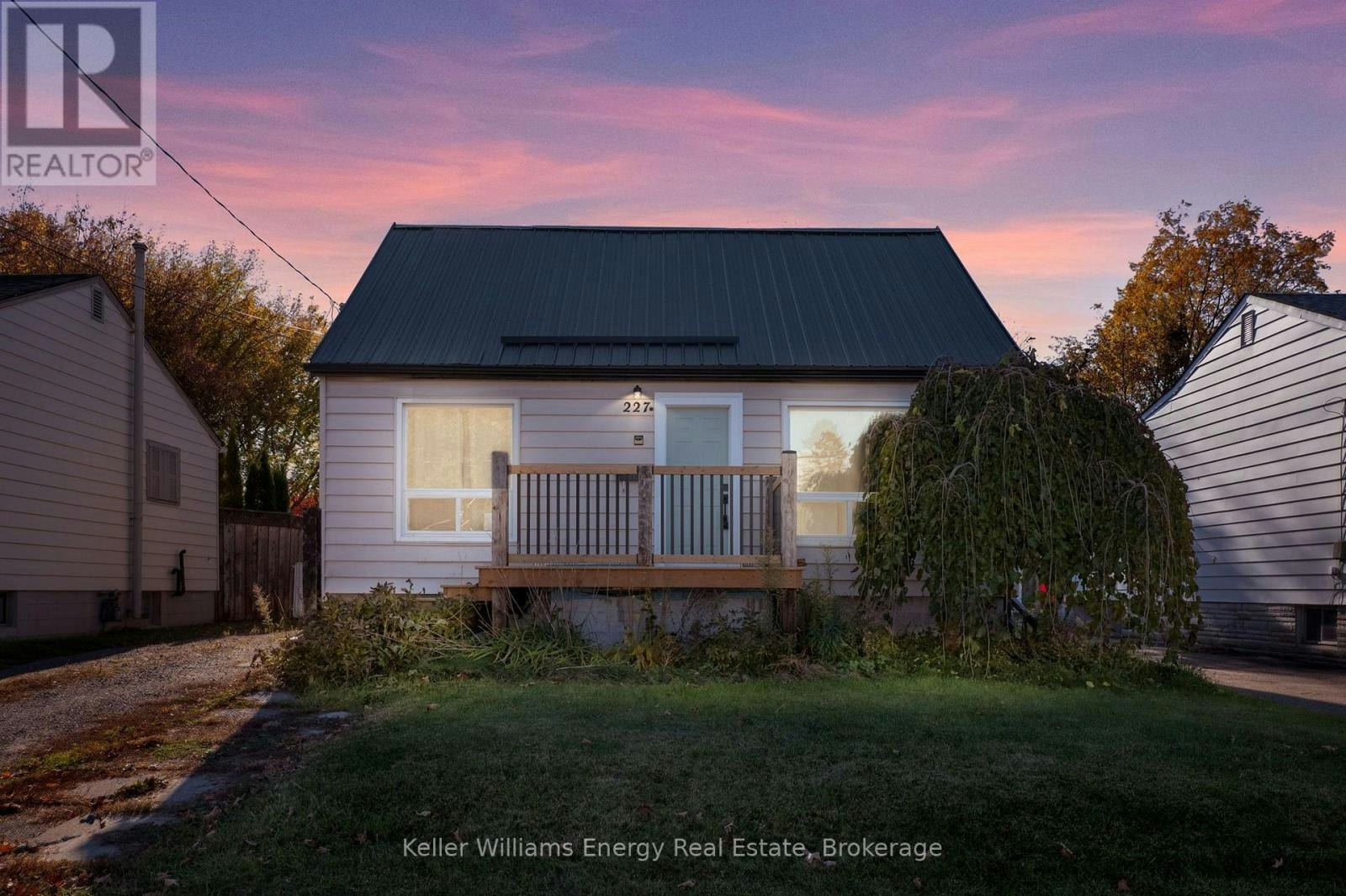 227 Marquette Avenue, Oshawa, ON, L1J 1W3