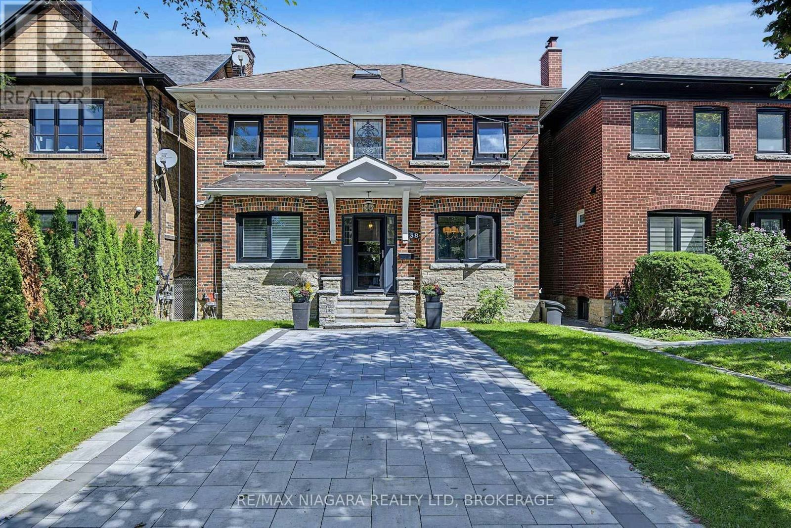 38 Yonge Boulevard, Toronto, ON, M5M 3G5