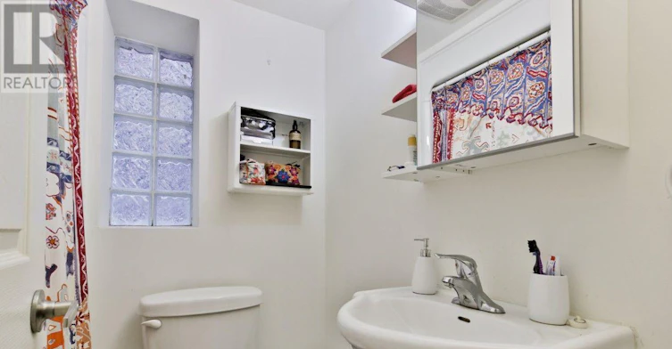 1504 Dundas Street W, Toronto, ON, M6K 1T5 - 4