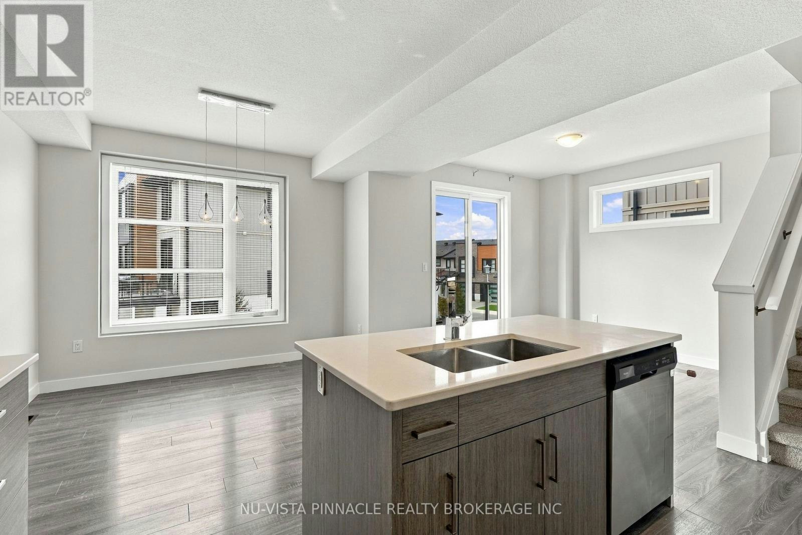 960 Village Square WEST, London, ON, N6H 0J7 - 13
