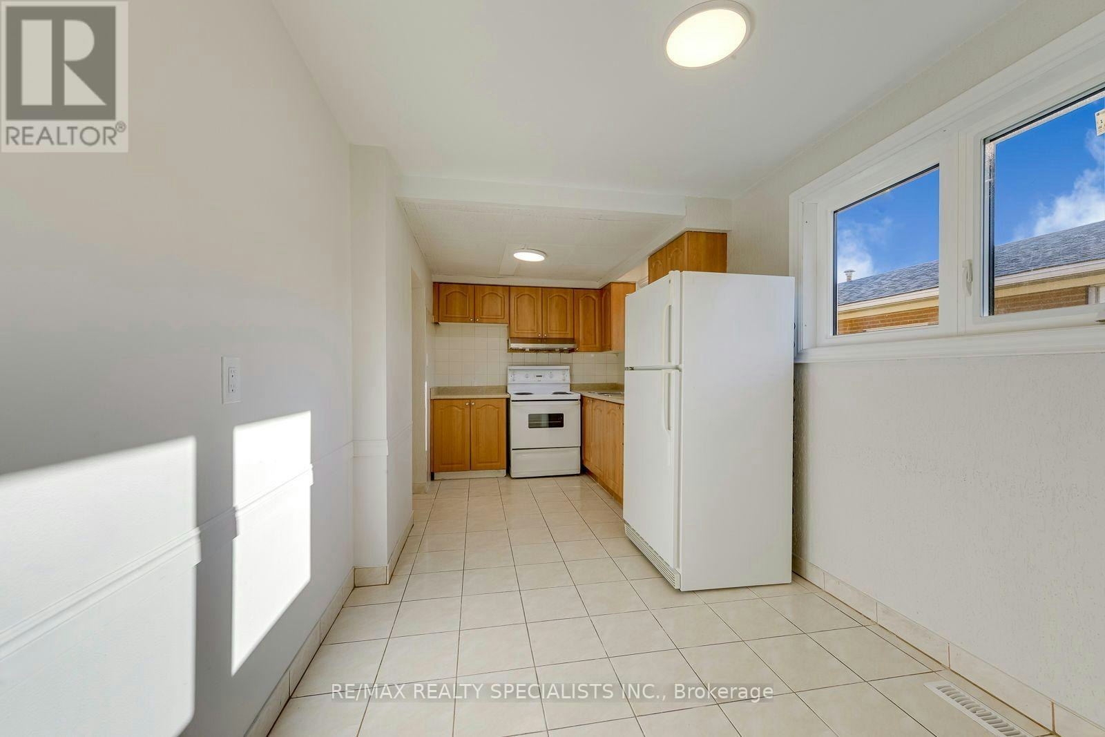 UPPER-7605 Discus Crescent, Mississauga, ON, L4T 2V4 - 7