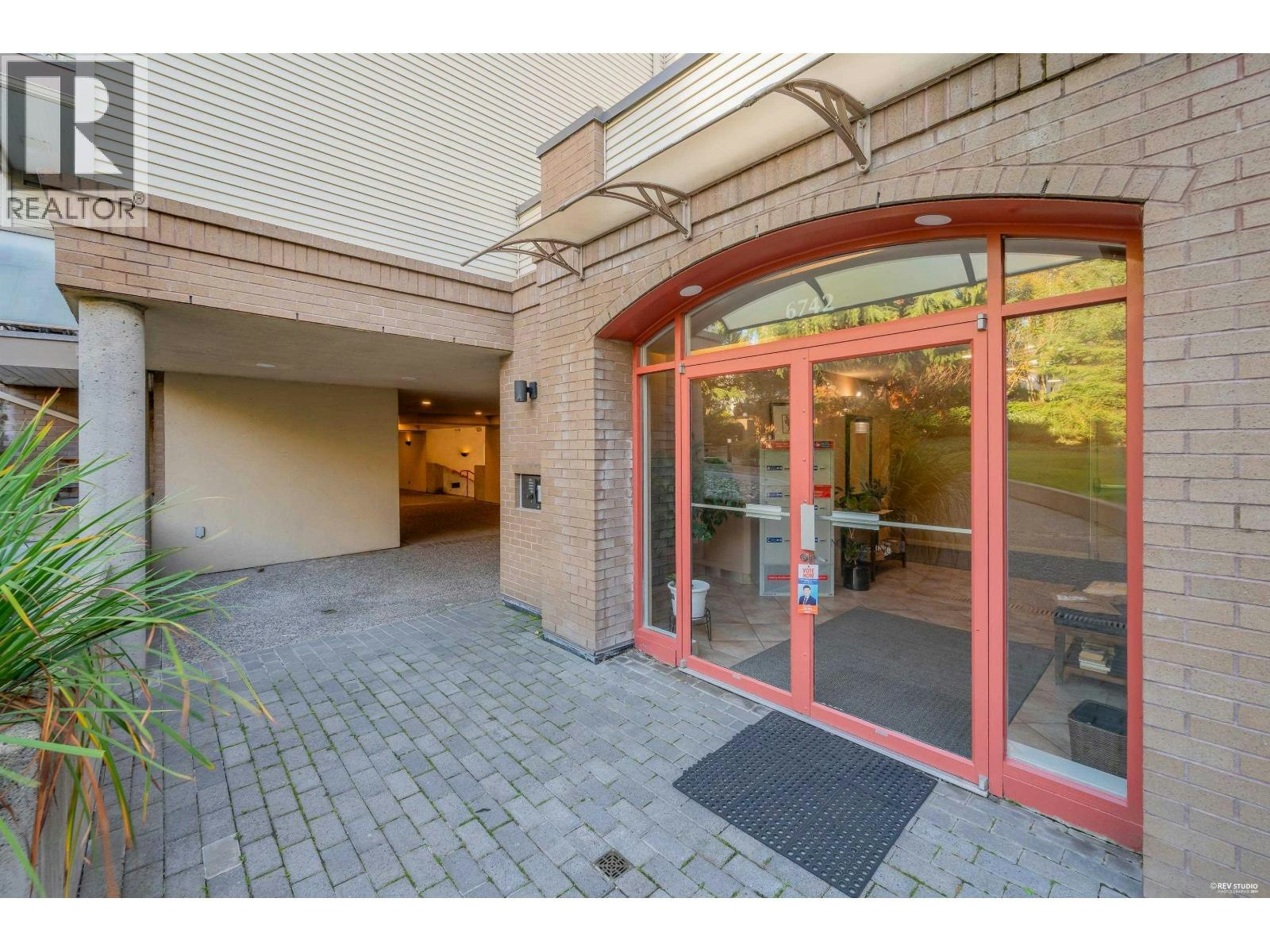 413-6742 Station Hill Court, Burnaby, BC, V3N 4V2