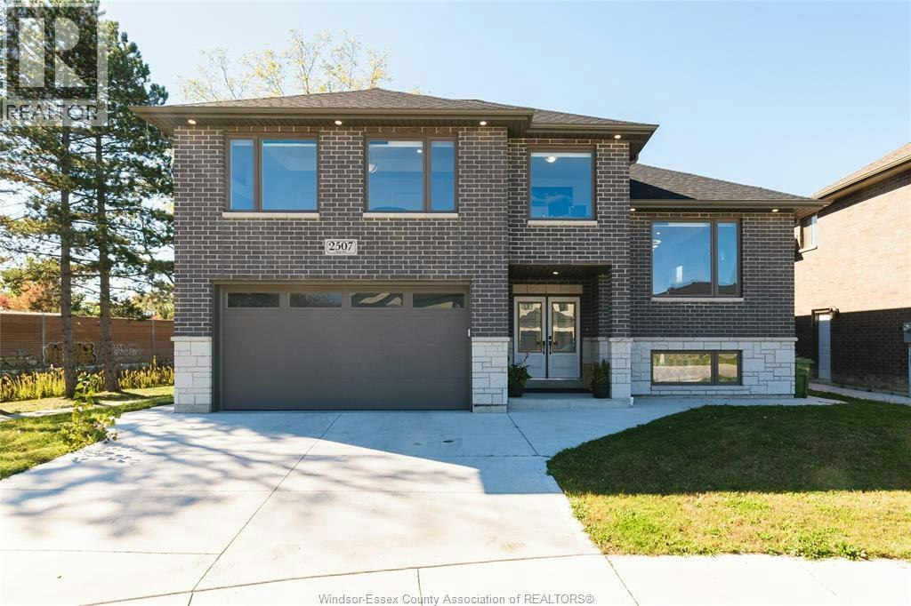 2507 Roxborough Boulevard, Windsor, ON, N9E 0A9