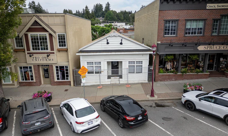 2626 Montrose Avenue