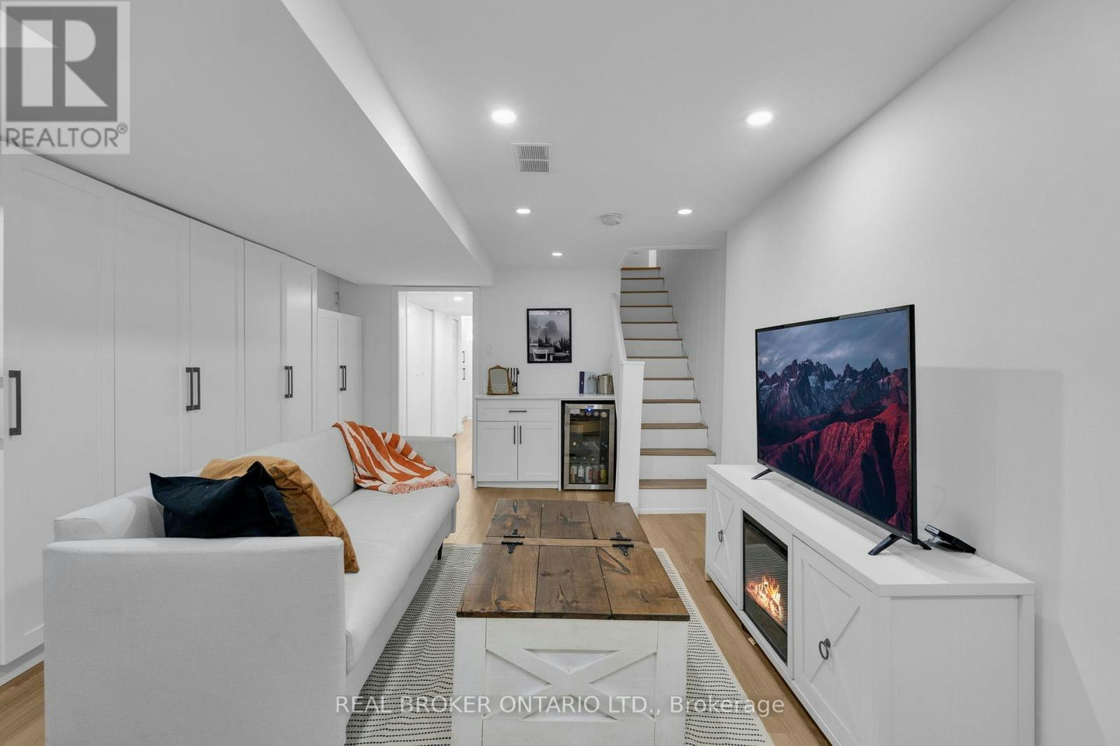 23 Aldridge Avenue, Toronto, ON, M4C 3W3 - 24