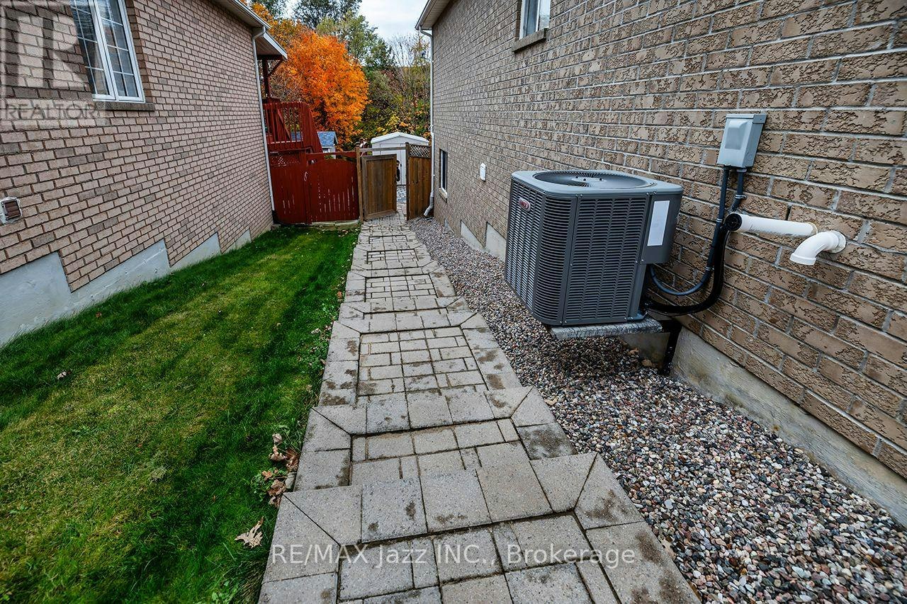 LOWER-14 Arnold Crescent, Whitby, ON, L1M 1J1 - 4