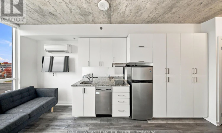 625-1900 Simcoe Street N