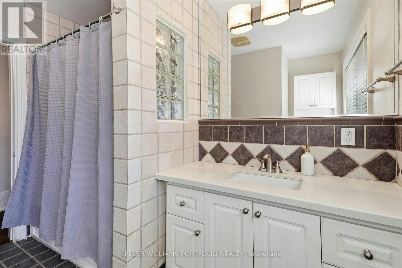 124 Wincott Drive, Toronto, ON, M9R 2P6 - 27