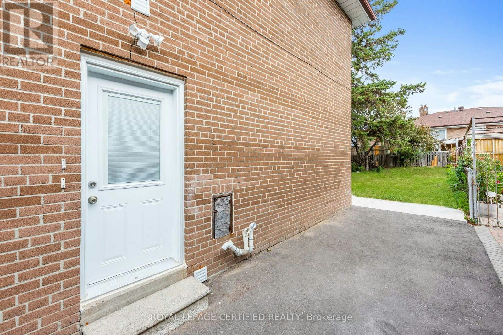 55 Pearldale Avenue, Toronto, ON, M9L 2H2 - 32