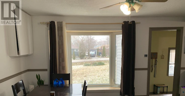 303 Annshiela Drive, Georgina, ON, L4P 3A6 - 2