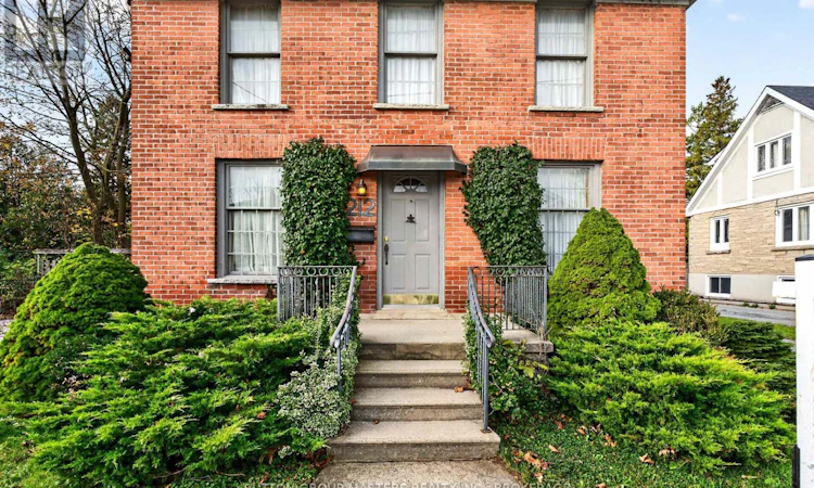 212 Macdonnell Street