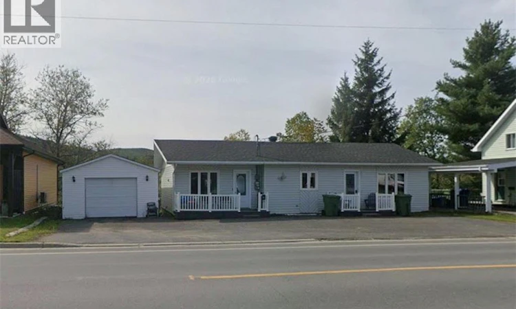 832 Victoria Street
