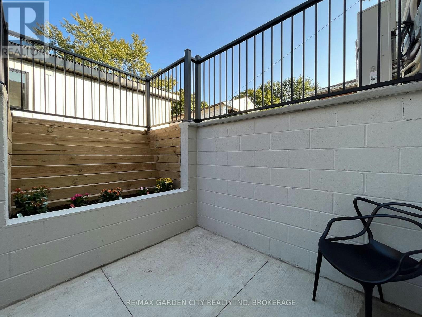 729 Queensdale Avenue E, Hamilton, ON, L8V 1M4 - 2
