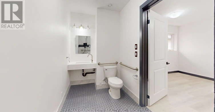 729 Queensdale Avenue E, Hamilton, ON, L8V 1M4 - 8