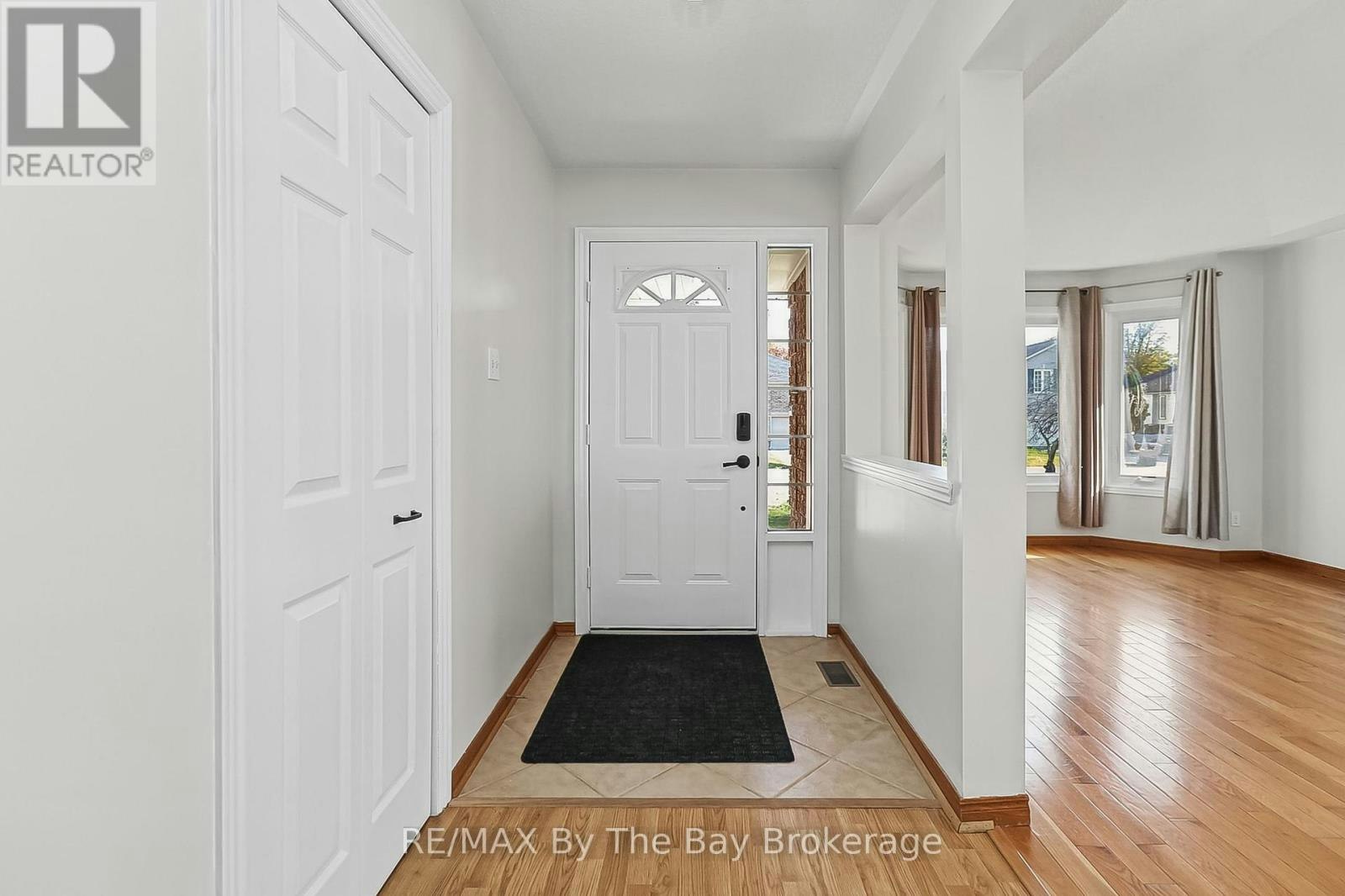 6 Riverdale (Main Level Drive, Wasaga Beach, ON, L9Z 1E9 - 3