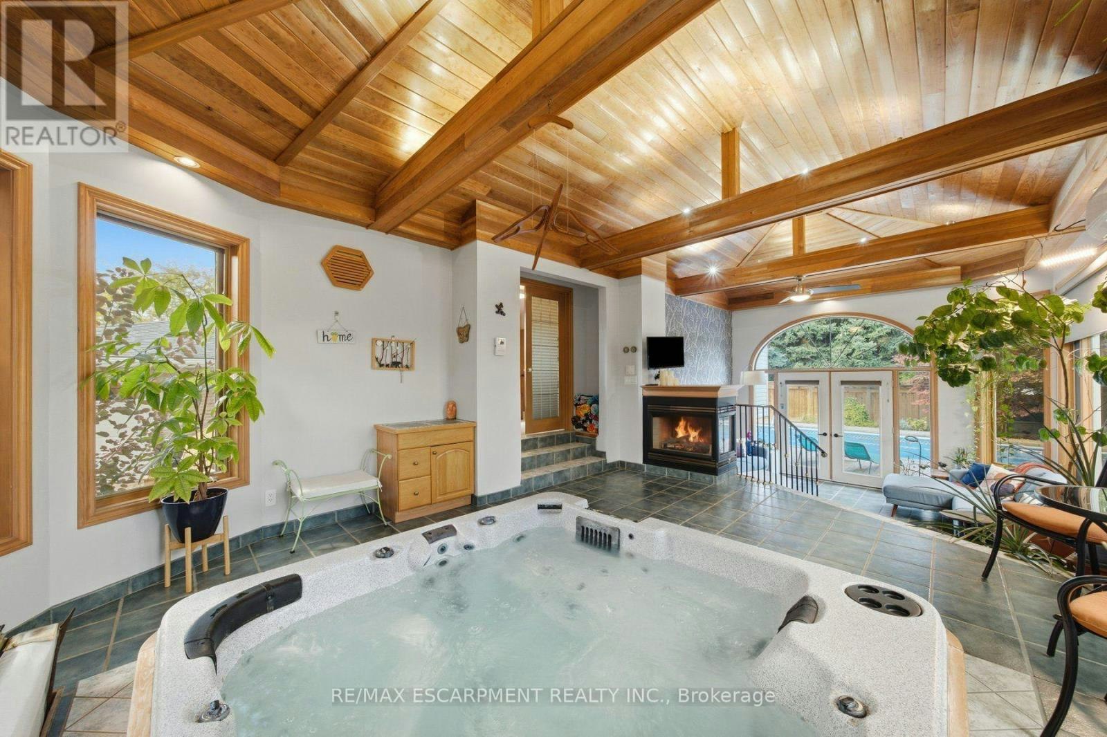 16 Redwood Court, Hamilton, ON, L8G 2Y4