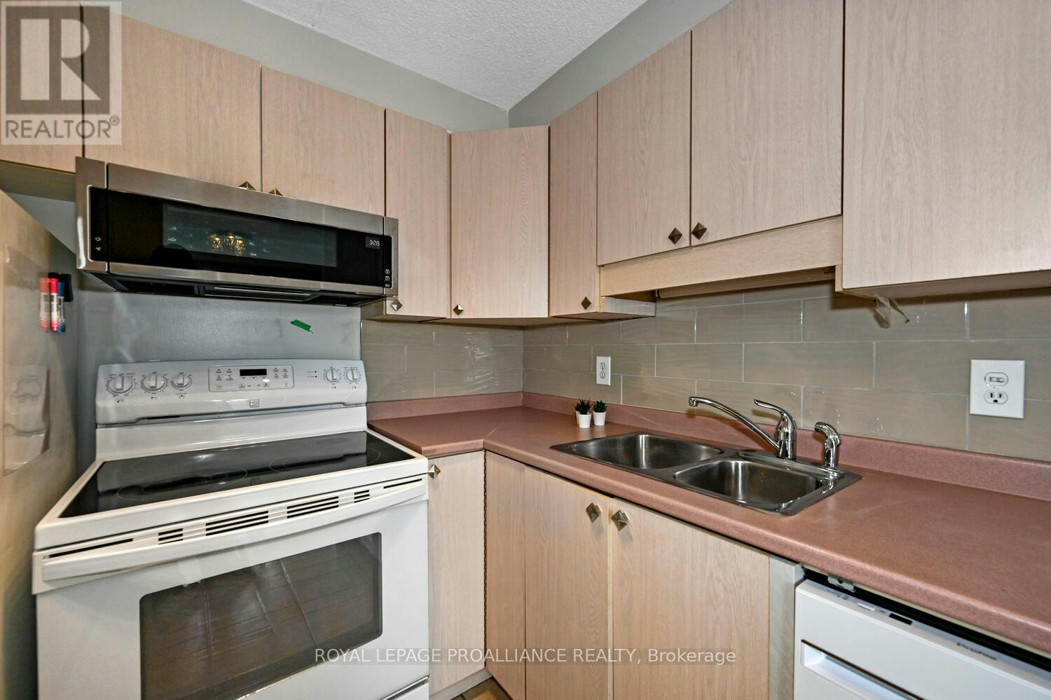 701-3 Apple Street, Brockville, ON, K6V 4X5 - 16