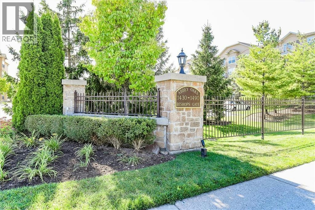 206-1470 Bishops Gate, Oakville, ON, L6M 4N2