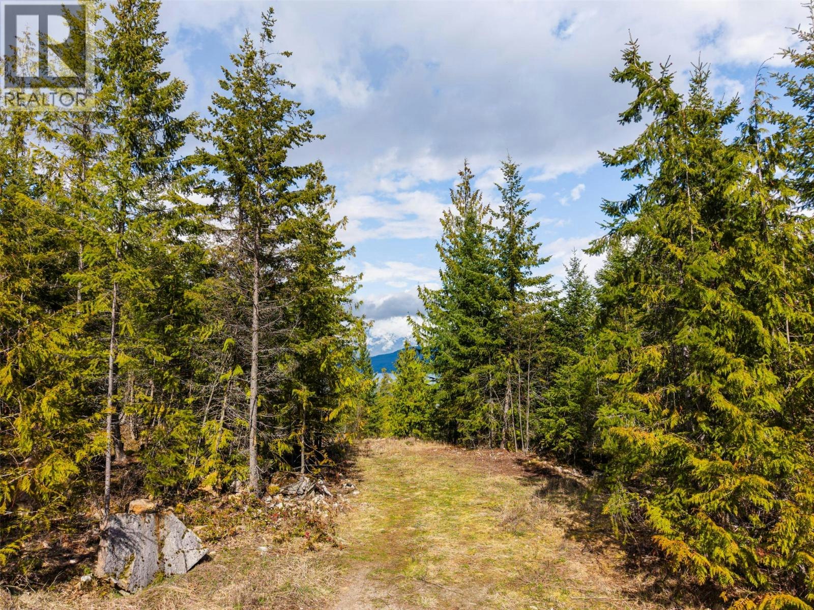 400 Lexington Avenue, Procter, BC, V0G 1V0