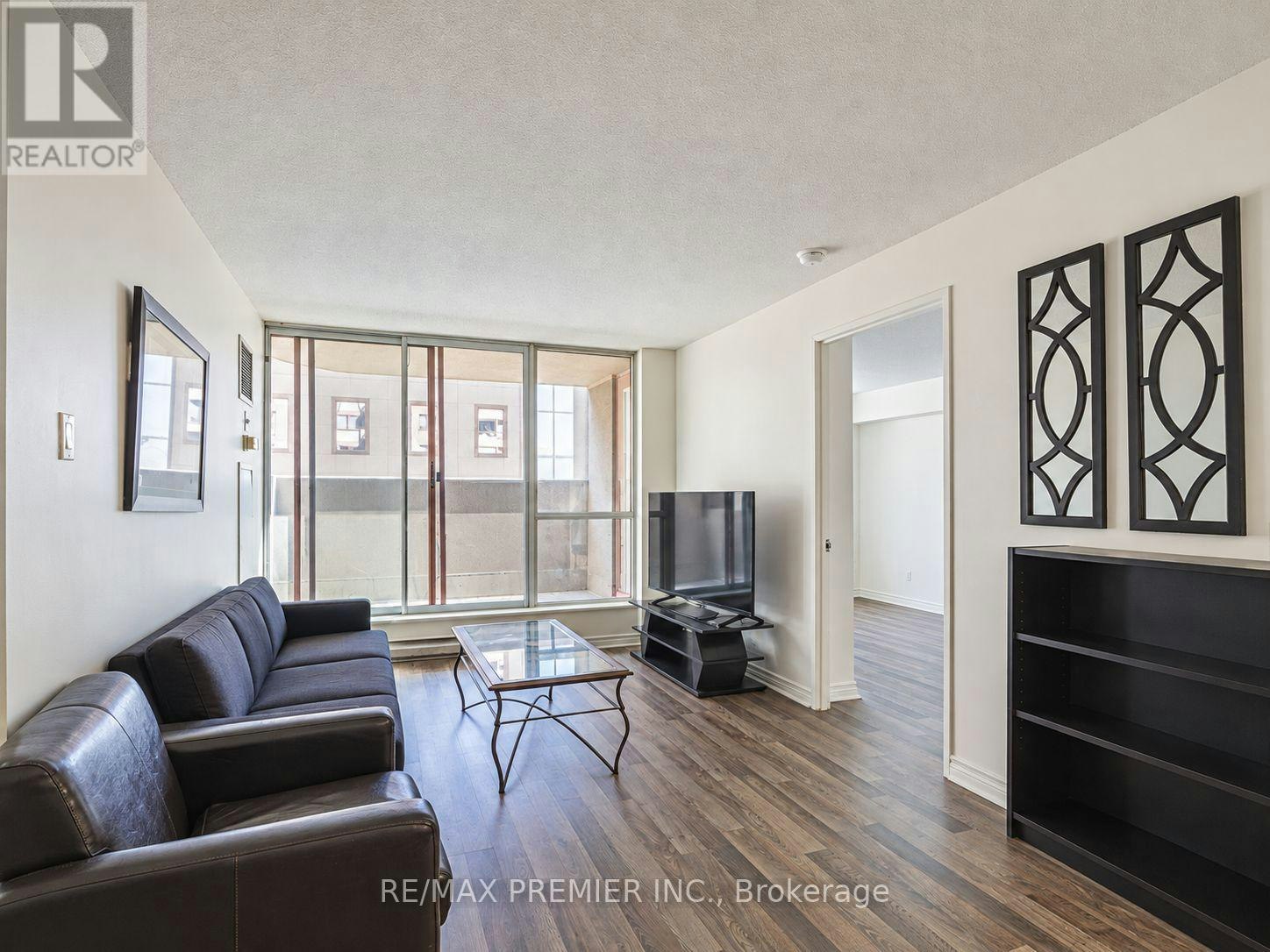 703-736 Bay Street, Toronto, ON, M5G 2M4