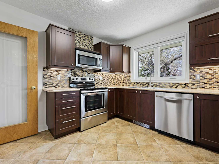 2042 33 Street SE, Calgary, AB, T2B 0T9 - 12
