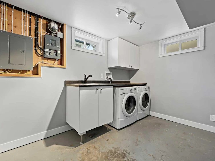 2042 33 Street SE, Calgary, AB, T2B 0T9 - 33