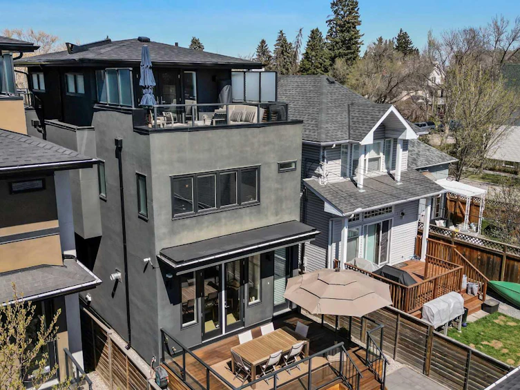 805 19 Avenue NW, Calgary, AB, T2M 0Z4 - 2