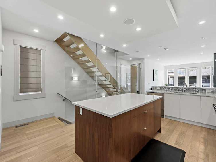 805 19 Avenue NW, Calgary, AB, T2M 0Z4 - 19