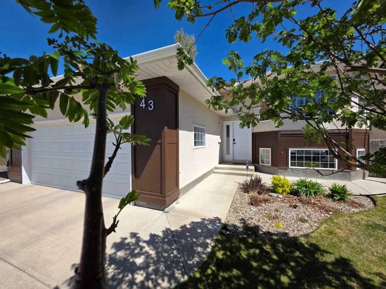 43 Mt Blakiston Road W, Lethbridge, AB, T1K 6P9 - 2