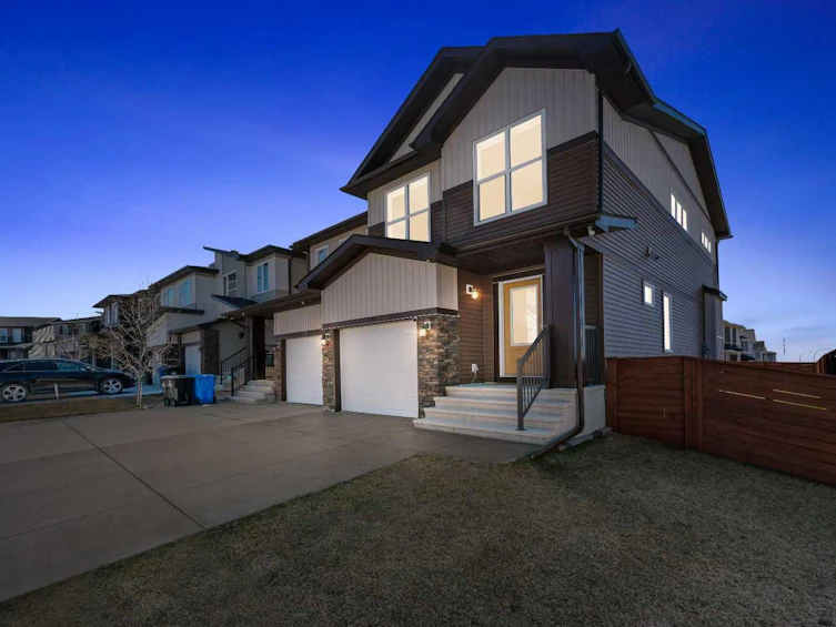 126 Carringvue Park NW, Calgary, AB, T3P 1L1