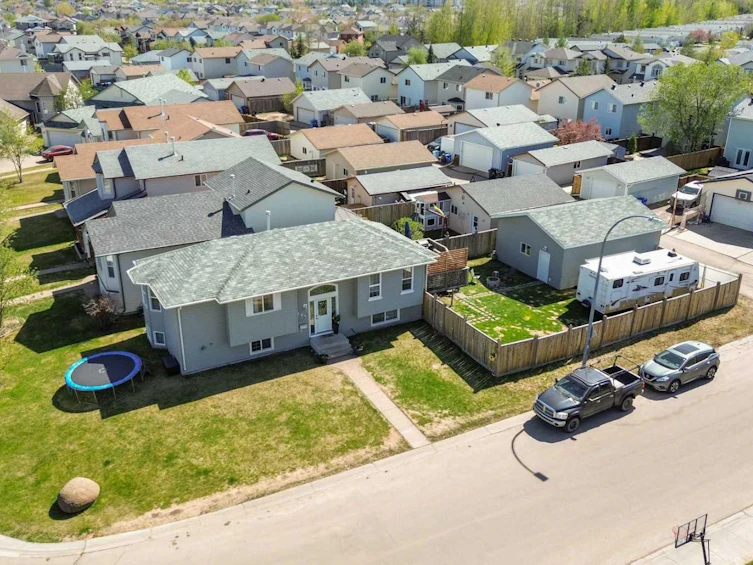 102 Archibald Bay, Fort Mcmurray, AB, T9K 2P2 - 2