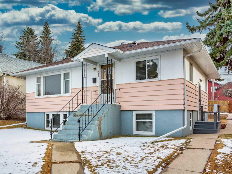 227 31 Avenue NE, Calgary, AB, T2E 2G1